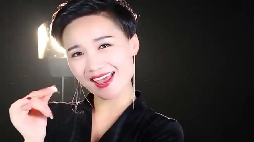 网红女歌手翻唱一首《嗑儿》,欢快的小曲儿,莫名的舒适感,好听