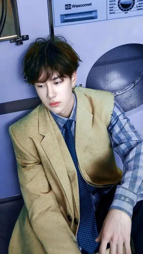 王一博壁纸:最珍贵的礼物就是遇见你,你是星河中最璀璨的那颗星