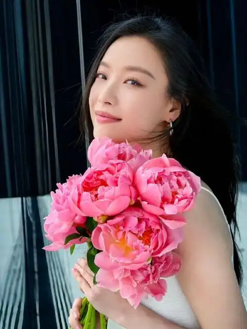 求姐出一本拍照拿捏松弛感的书,我一定大学特学～#倪妮明媚花神