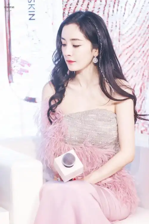 杨幂 姐姐就是嘴甜##杨幂抹胸绸缎羽毛裙