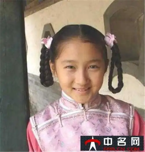 关晓彤不同时期的照片,以前的关晓彤脸型胖胖的,有些人质疑关晓彤整容