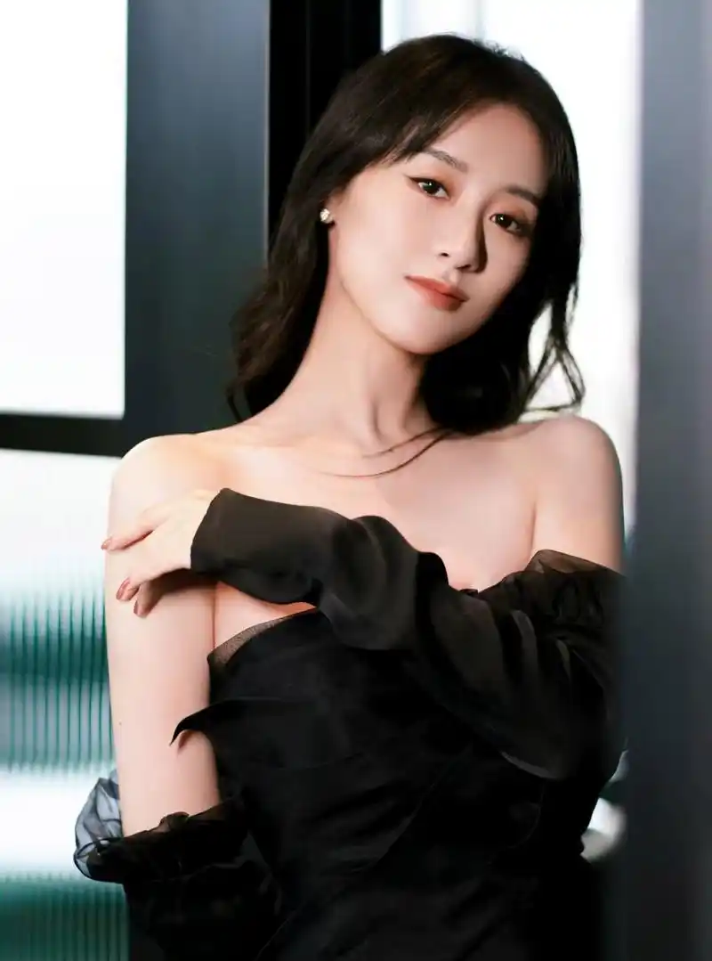 小花袁冰妍,黑色露肩礼服,性感又迷人.#袁冰妍# #金秋图文动态创作节