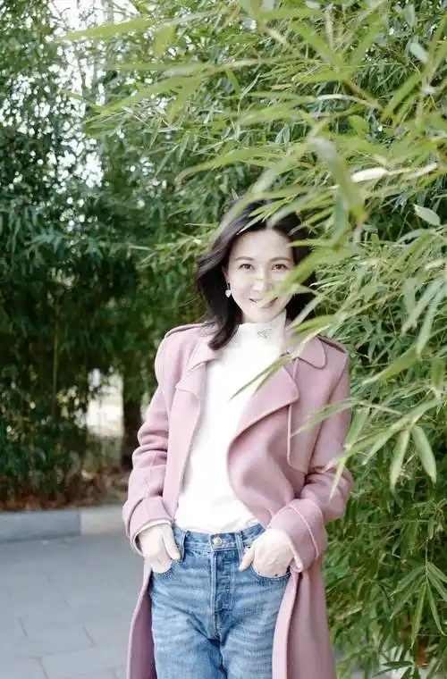 素颜的童蕾依然精致耐看,粉色风衣搭配蓝色牛仔裤,时尚cp