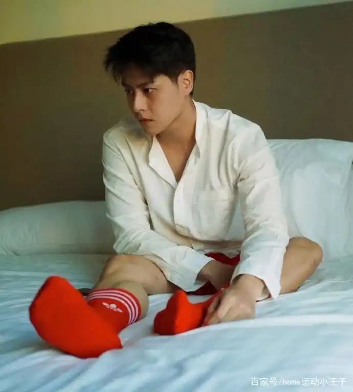 穿篮球长筒袜的运动帅哥,真有个性,有点喜欢