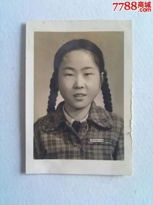 50年代老照片"带上海女子中等中学校徽的长辫子美女"5.8*4cm