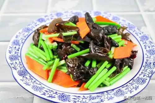 最美不过家常菜,大厨分享蒜苔炒木耳的做法,口感爽脆,百吃不厌