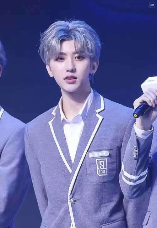 蔡徐坤凭借俊朗的外貌,在当年大热的《偶像练习生》选秀节目中崭露头