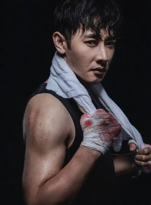 罗晋身穿黑色背心,头发微湿,绷带沁血,手臂肌肉被汗水渗透后更显坚实.