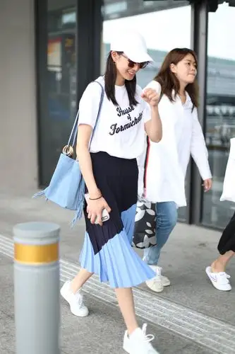 张钧甯机场示范夏日舒适穿搭 心情极佳与粉丝微笑告别