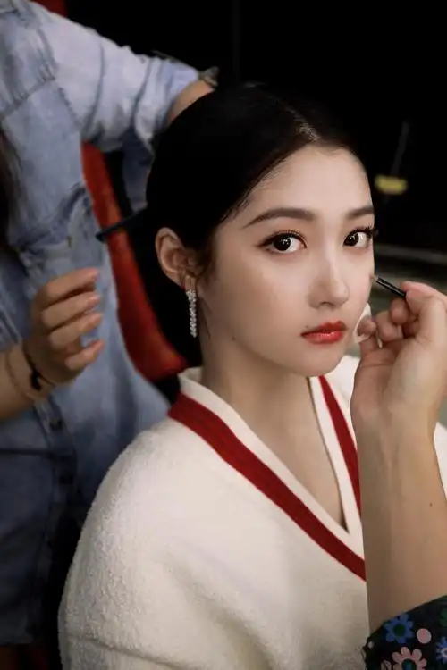 #关晓彤鎏金礼服##春晚#