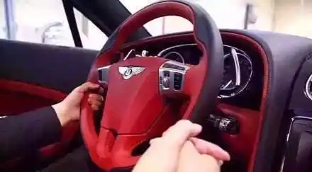 当副驾驶座上坐着自己喜欢的人时,左手开车,右手和对方牵手.