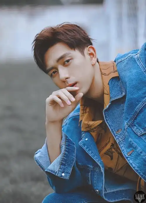 2021共创之夜李现贵族公子造型杀伤力十足