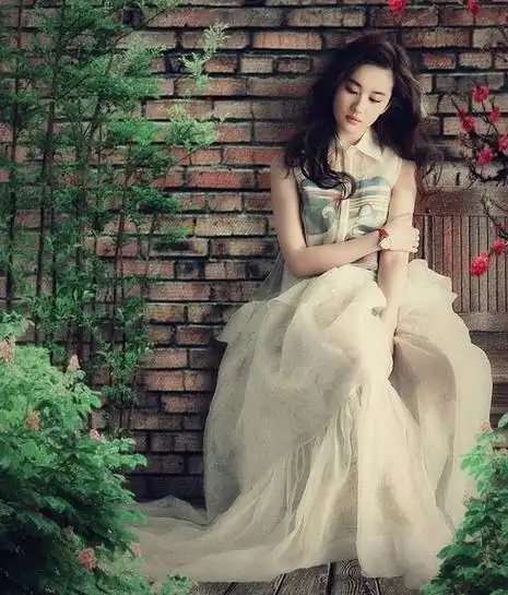 刘亦菲白色短裙超养眼,将仙气十足的白浅演绎的淋漓尽致