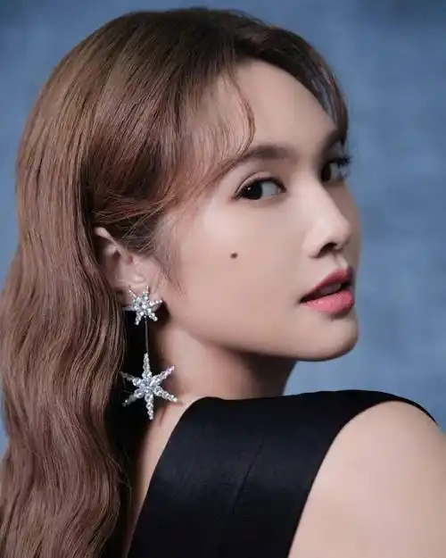 杨丞琳小黑裙造型写真释出 《我们的歌》今晚播出_写真_造型_杨丞琳