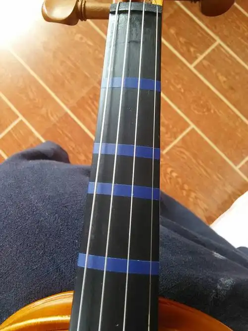 请问我这个小提琴指板上的胶布分别指什么音?