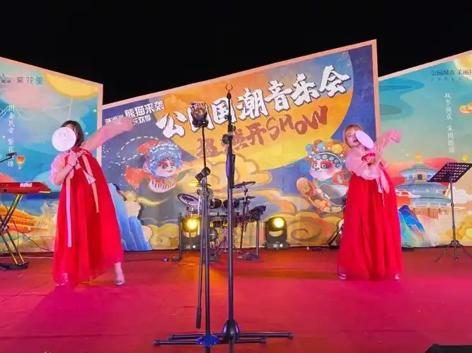 表演▲音乐表演▲汉服秀▲一轮又一轮的抽奖环节一场"公园国潮音乐会"