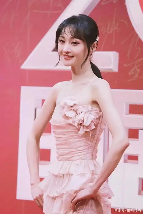 郑爽穿粉色蛋糕裙亮相国剧盛典,齐刘海马尾造型清甜典雅尽显温柔
