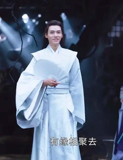 温客行的十六套衣服,各个光彩照人,若论感情深浅,我最爱白衣,只因第一