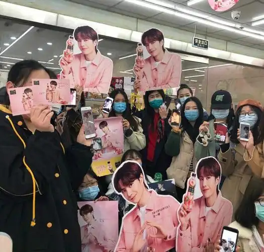 从应援粉丝拍摄的现场照可见,现场放置了多个王一博的立牌,粉丝到场