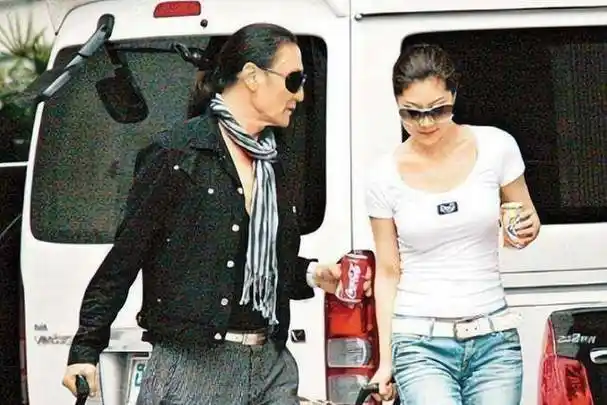 82岁谢贤分手,谢霆锋掏2000万,还安慰父亲:您开心就好_coco_狄波拉