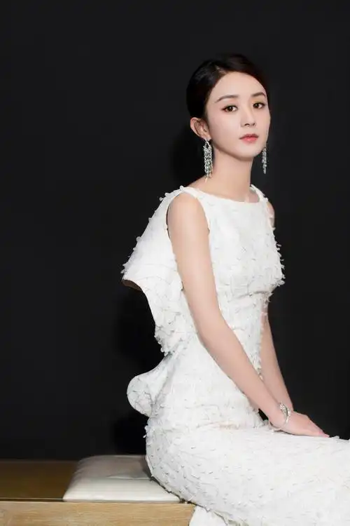 赵丽颖时尚写真大赏,优雅长裙与复古套装,完美诠释多面魅力