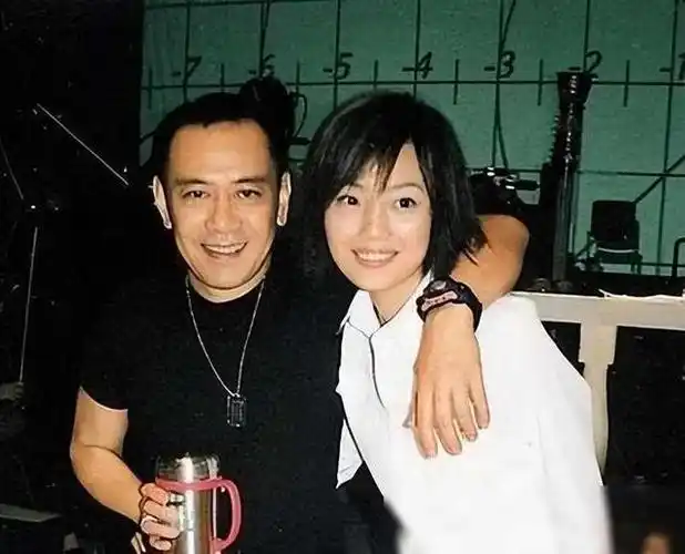 英皇总裁杨受成对这位看似平凡的女孩并没有太大期望,但很快被容祖儿