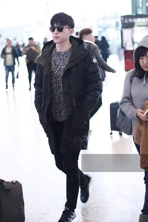 邓伦穿黑色羽绒服配牛仔裤现身 墨镜遮面插兜疾走大佬范十足
