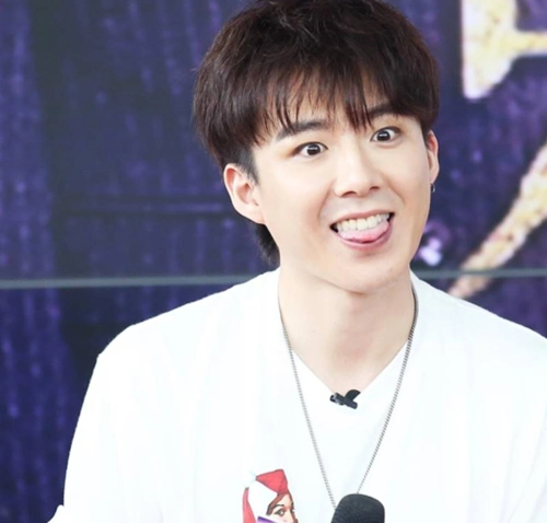 《蒙面唱将》门槛真低,抖音网红也能来了,蓝色机器人刘宇宁?