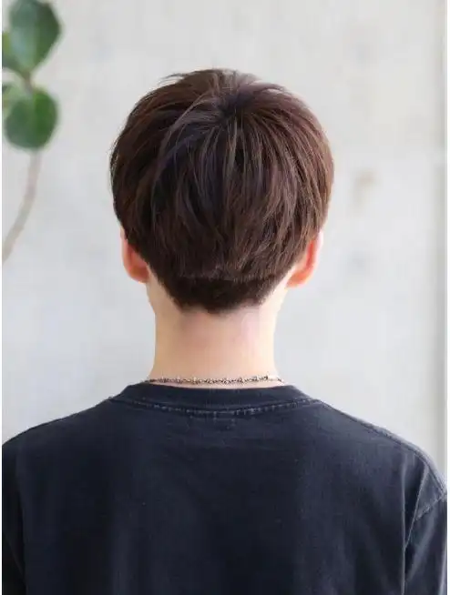 男士推边头相对来说后区的头发推得并不是太高,把后脑勺区保留足够的