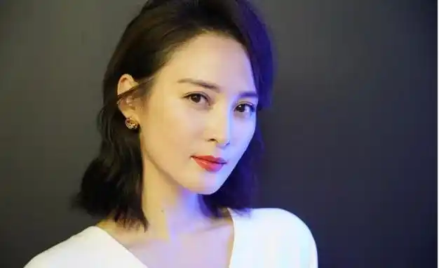 44岁蒋勤勤品味真好穿白色连衣裙配齐肩发型轻松美出国际范