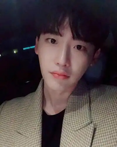 李钟硕时装周自拍