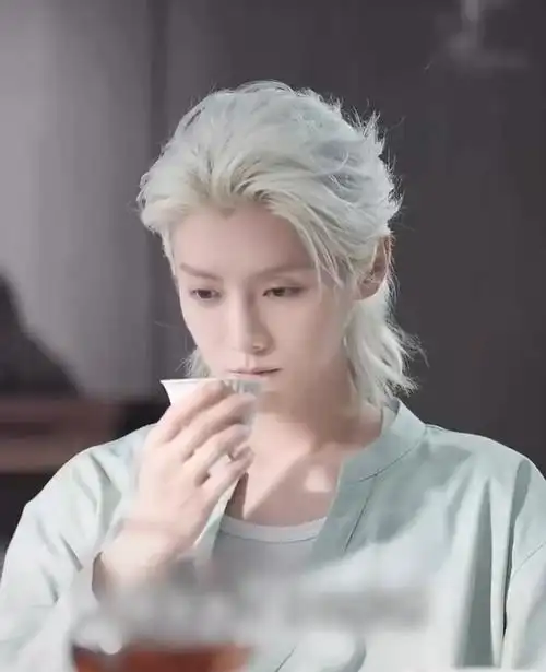 34岁鹿晗带货引热议,脸肿成"老嫂子",网友:撞脸65岁刘雪华