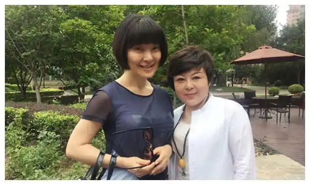 因一首歌爆红嫁豪门却遭背叛离婚后瘫痪在床如今站起复出