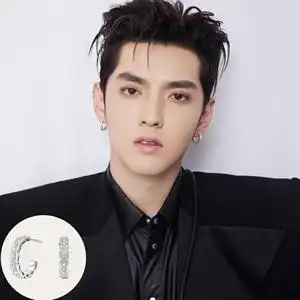 2021微博之夜吴亦凡同款耳环灵蛇形骨满钻白金色耳钉饰白贝母半钻