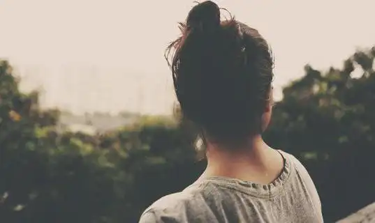 丸子头女孩背影图片