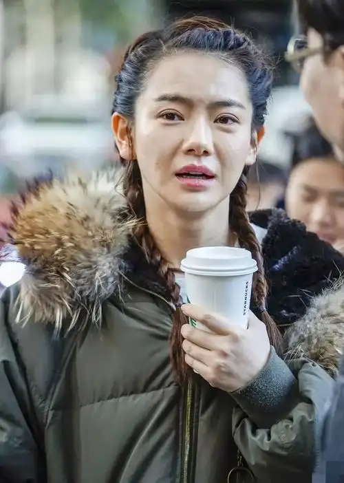 戚薇新剧路透被疯传,素颜皮肤松垮皱纹明显,被质疑是整容后遗症|减龄_