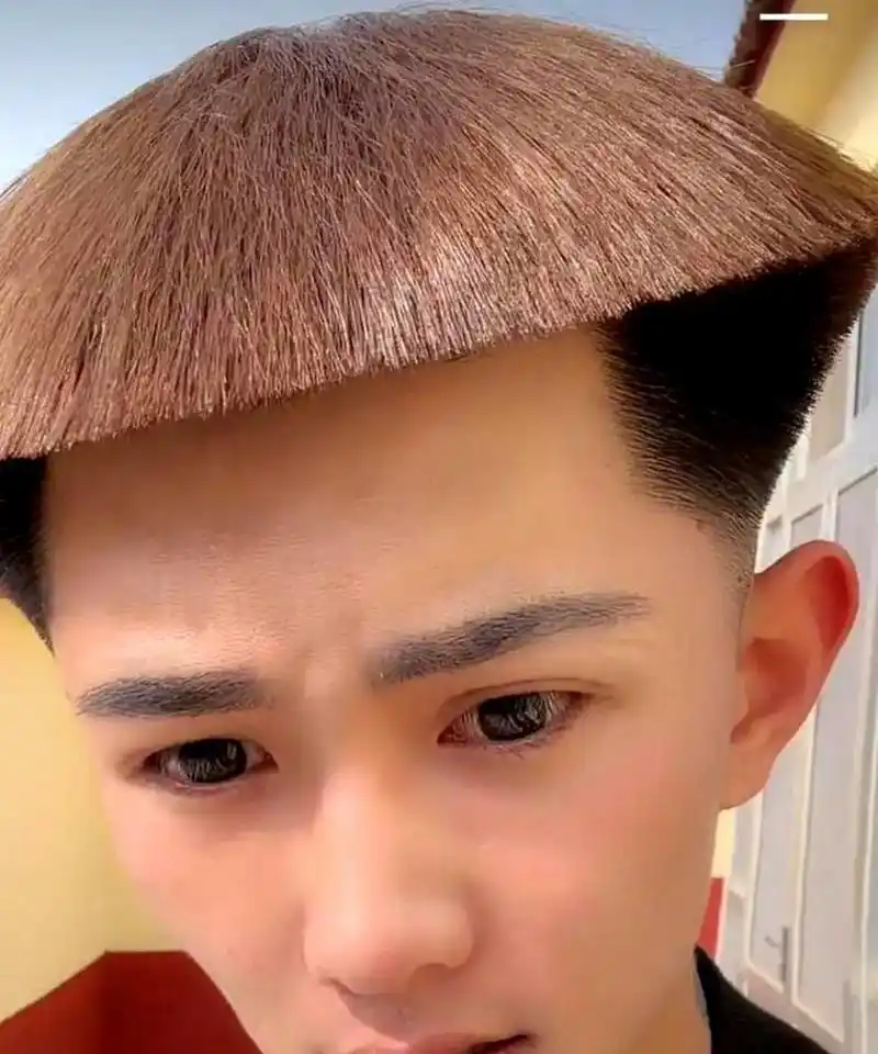 这位先生的发型符合标准的锅盖头.