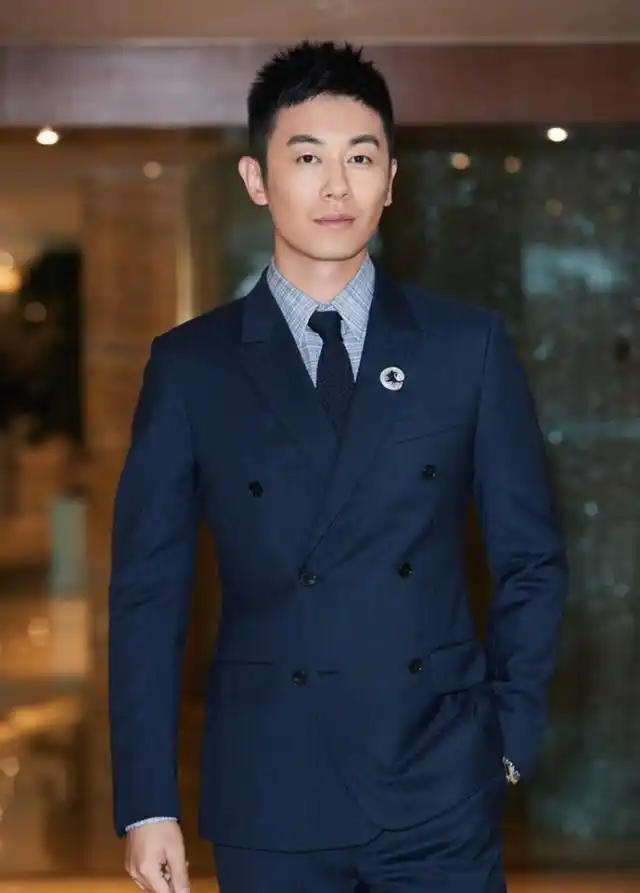 朱亚文:暴走的荷尔蒙,性感演绎英俊儒雅,展现成熟魅力!