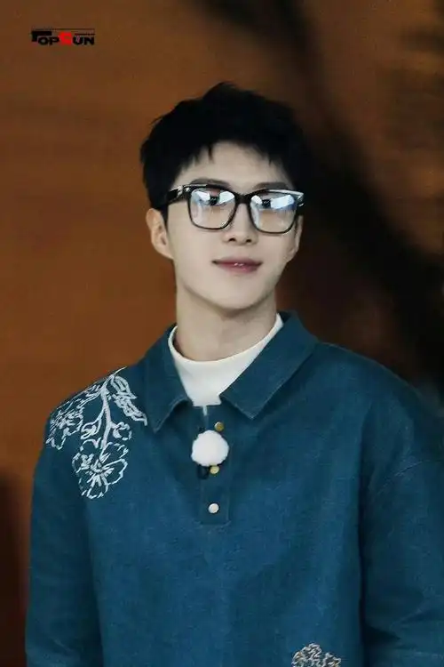 天啊跑男路透范丞丞短发 黑框眼镜 完全男大!完全击中!完全喜欢!