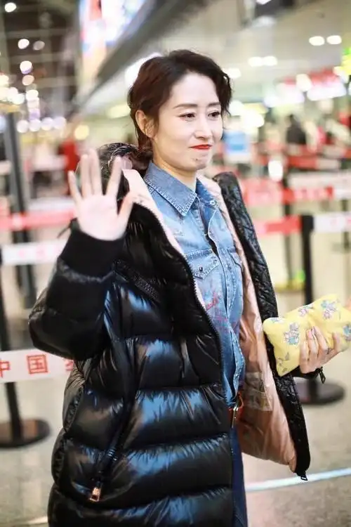 刘敏涛现身机场穿牛仔装显年轻43岁依旧魅力十足