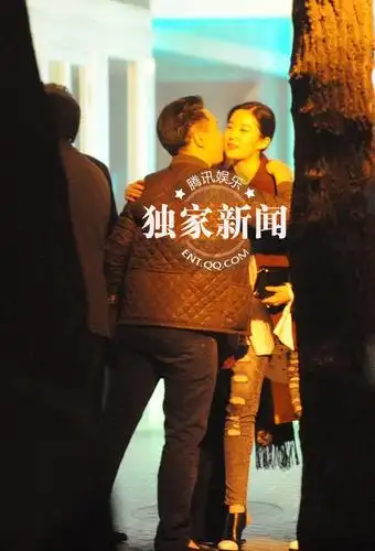 刘亦菲和干爹陈金飞与友人相聚法餐厅