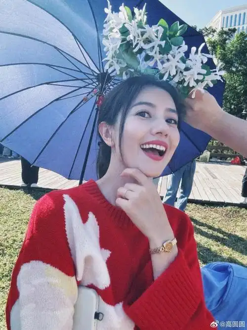 高圆圆晒头顶花环美照穿上红色毛衣十分明艳美丽人比花娇