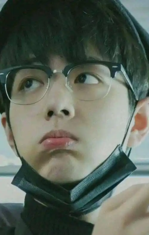 肖战新剧《王牌》休息时嘟嘴照片被曝光,太可爱了,完全像个孩子_表演