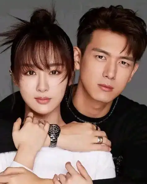 杨紫李现疑恋情曝光两人使用同款手机壳有许多相同衣物和配饰