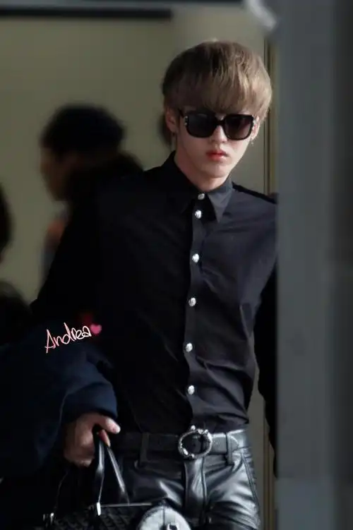 2013年的11月21日,也就是六年前的今天,吴亦凡穿着黑色衬衫,黑色长裤