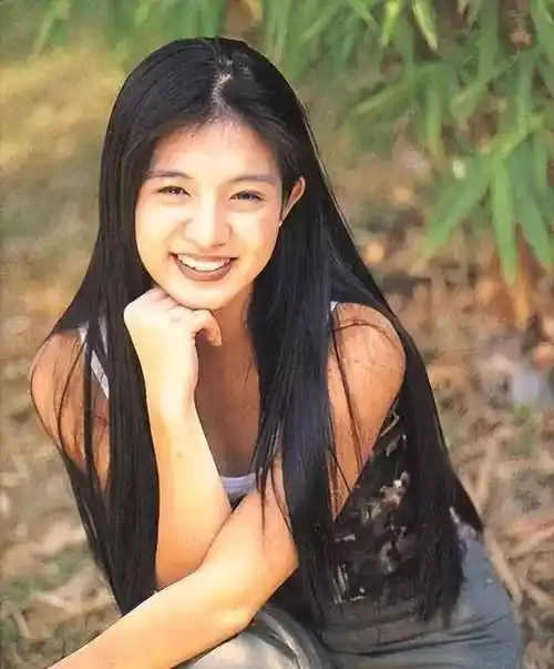 杨采妮新加坡餐厅用餐,素颜仍被认出,氧气美女果然名不虚传_合作_状态