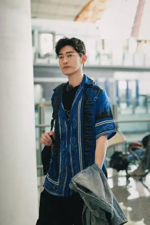 花儿与少年好友记#@张翰这组法国随拍真的好帅!