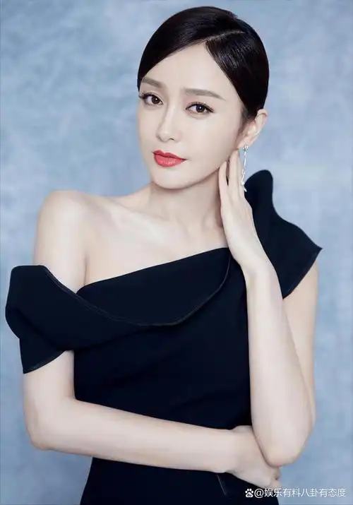 你是否曾被秦岚的大气美所吸引,她那精致舒展的五官和高挑婀娜的身材