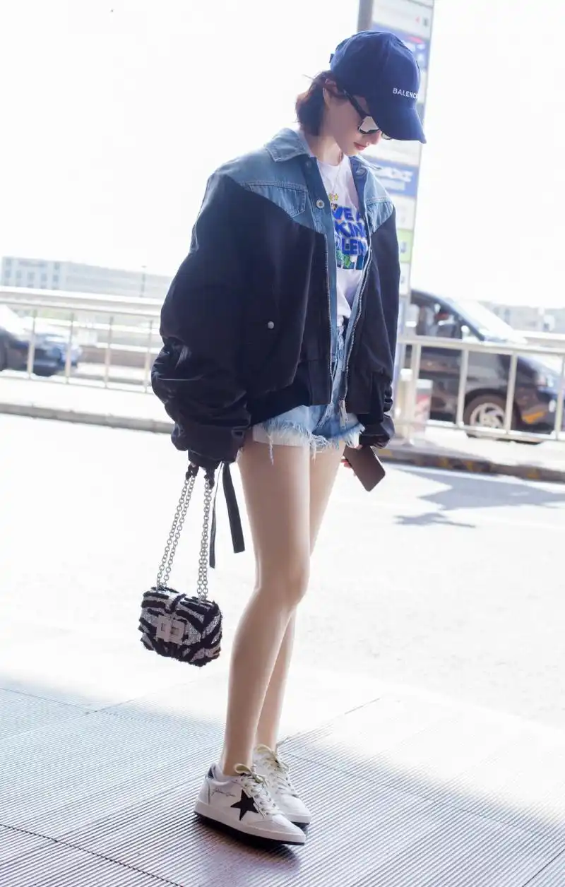 景甜机场牛仔短裤简约衣着出行,两条漂亮美腿笔直白皙#明星生图大赏