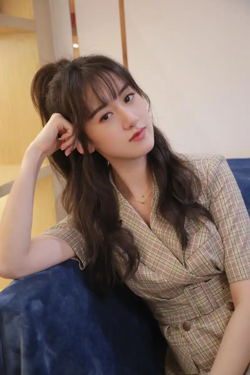 袁冰妍格纹套装甜美写真图片14